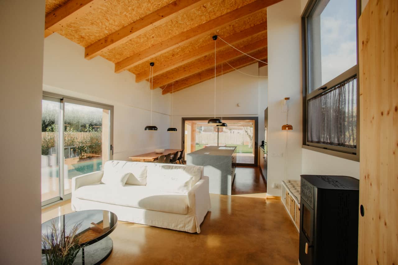 Salón y comedor abiertos con techos de madera