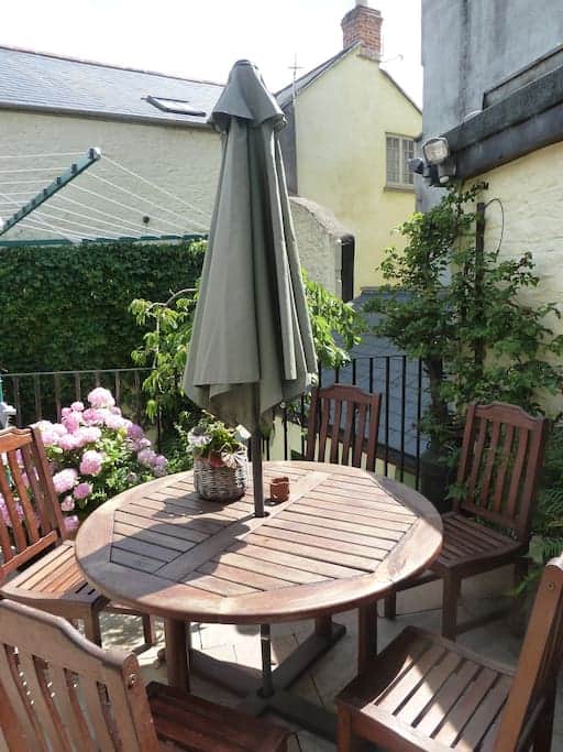 Private roof terrace with outdoor dining
