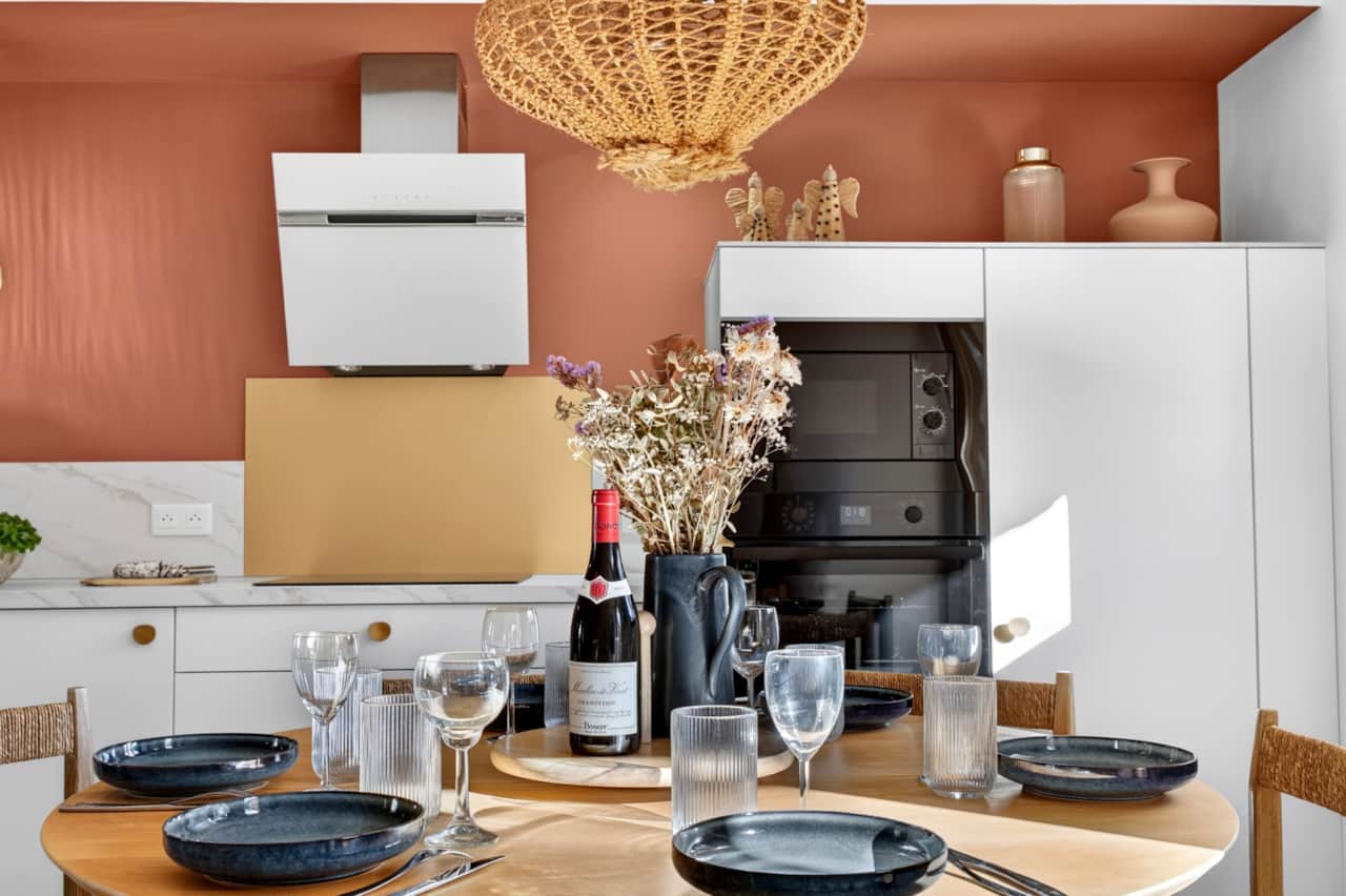 Cuisine ouverte et table dressée, l'esprit chalet rénové au cœur du village.