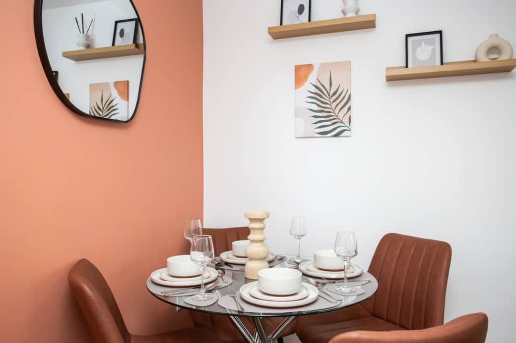 Gather around the dining table for meals, then settle in with your favourite shows on the Smart TV. Natural textures, modern décor, and plenty of daylight create a bright and inviting environment for both short and extended stays