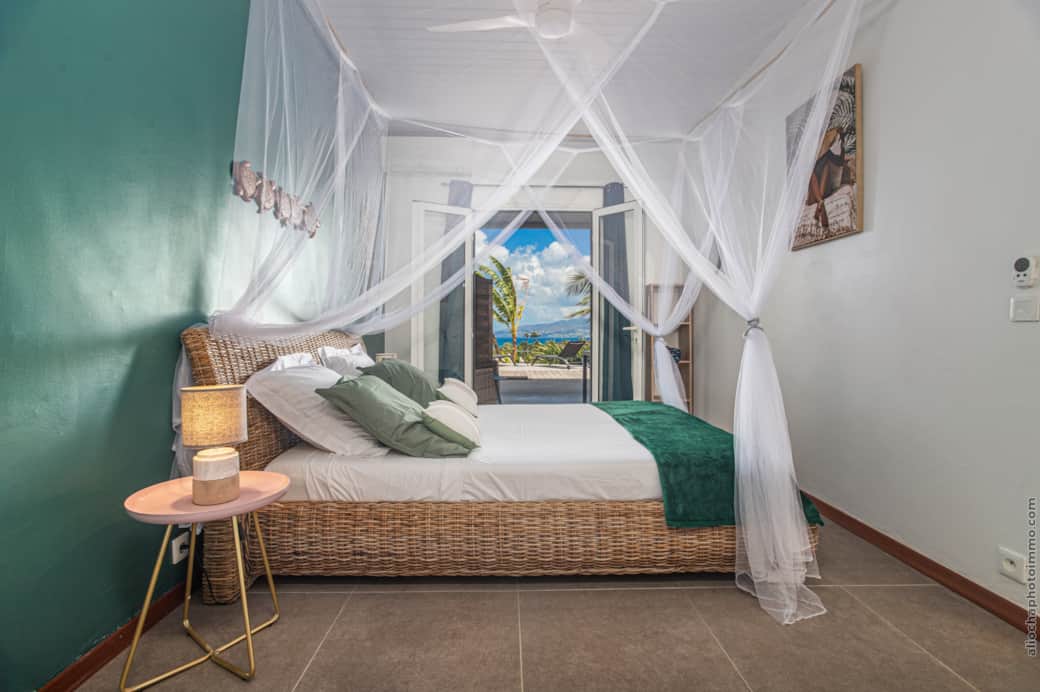 Chambre avec lit queen size, moustiquaire, climatisation, brasseur d'air Chambre avec lit queen size, moustiquaire, climatisation, brasseur d'air