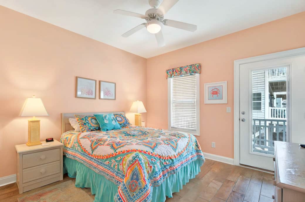 Queen bedroom on 1st floor with en suite bathroom