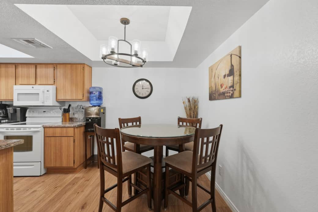 4 place dining, expandable to 6 4 place dining, expandable to 6