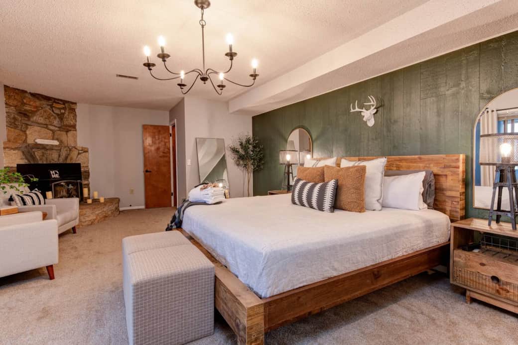 Master King Bed and sitting area