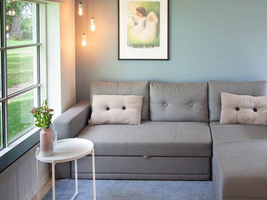 Sofaen i stuen. Kan slås ud som sovesofa.
