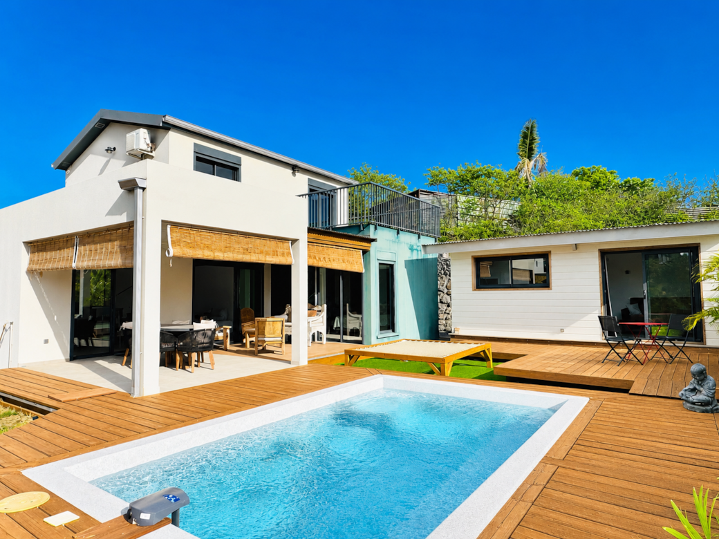 Vue d’ensemble de la villa Parenthèse avec piscine, extérieurs et bungalow indépendant Vue d’ensemble de la villa Parenthèse avec piscine, extérieurs et bungalow indépendant