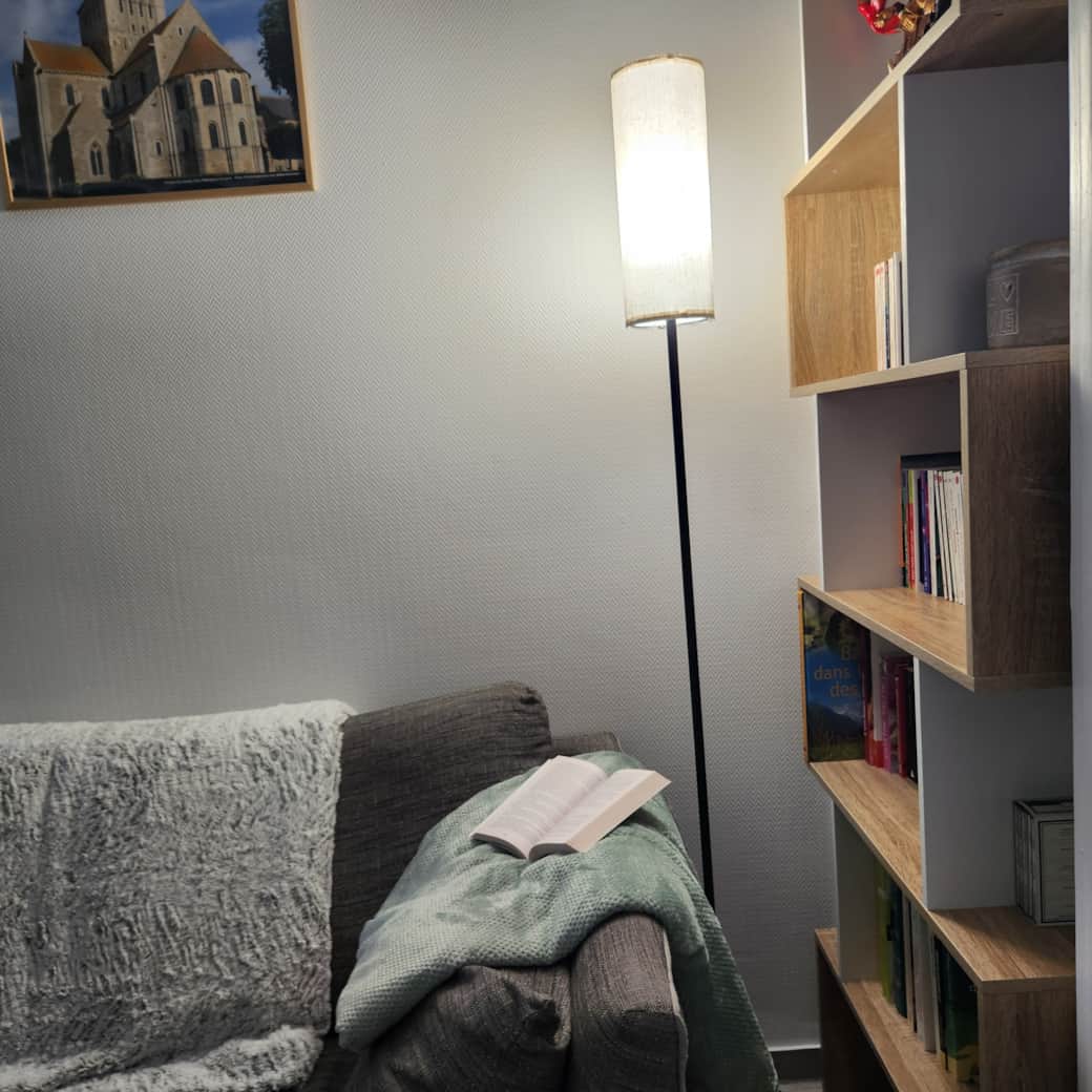 Installez-vous dans le canapé confortable de notre gîte à Lessay en Normandie.