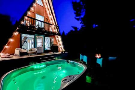 Le soir, on relax dans le spa ou près du feu ou les deux :) Le soir, on relax dans le spa ou près du feu ou les deux :)