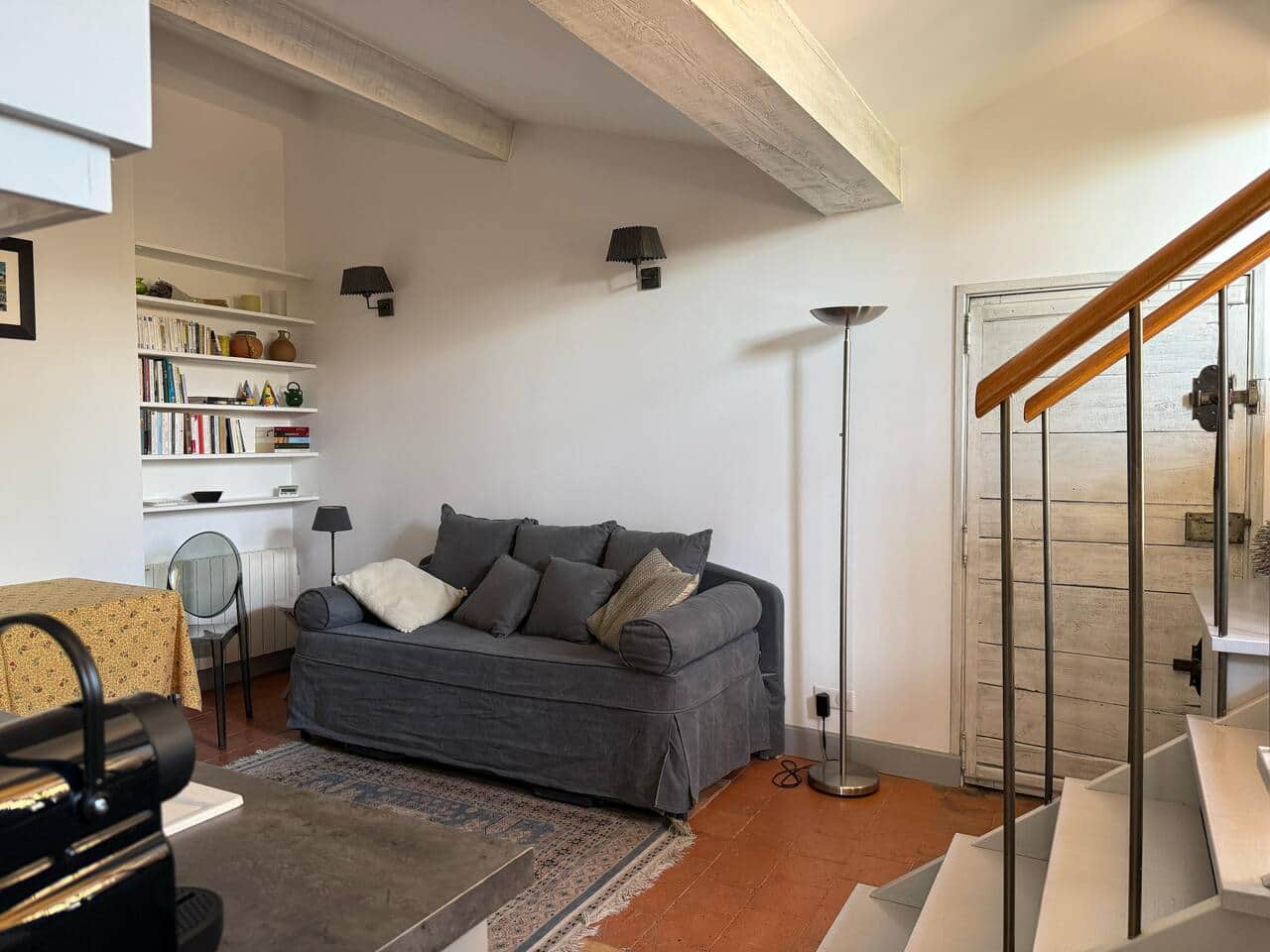 salon, canapé-lit, table à manger, cuisine, escalier