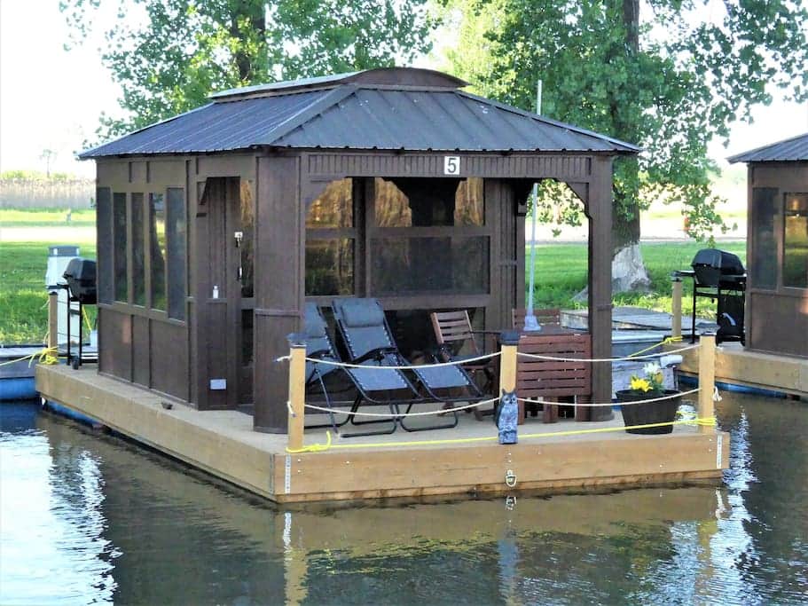 Aloberge 5 (SaintPauldel'ÎleAuxNoix) Cabin in SaintPauldel