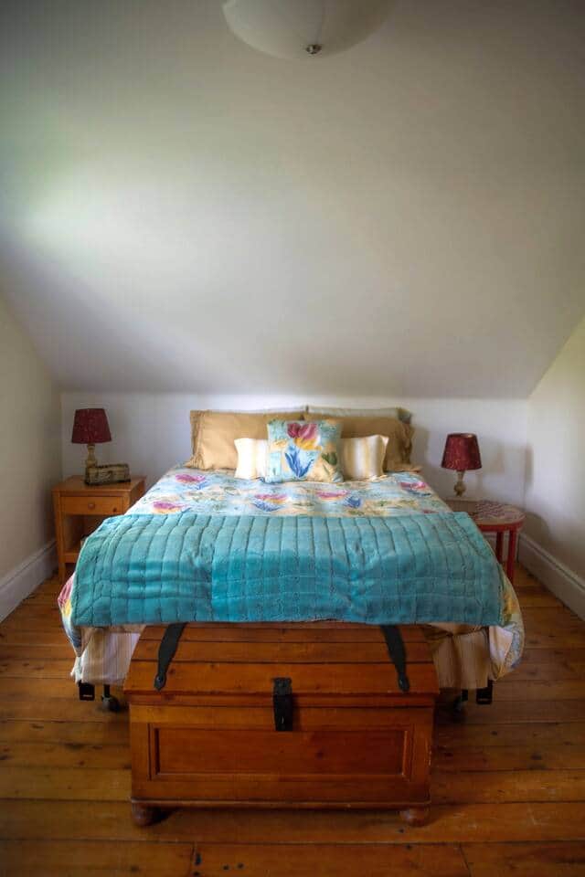Comfy queen size bed with Impressionist style duvet.