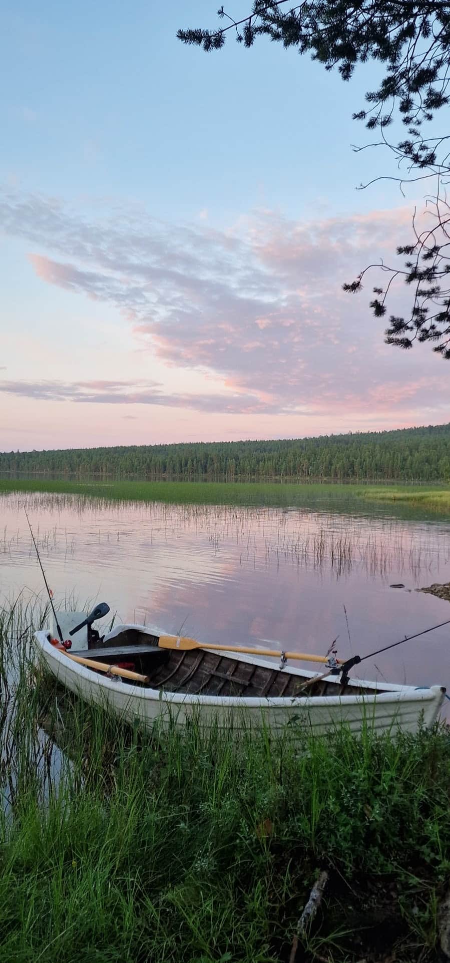 Soutuvene ja sähköperämoottori on vieraiden käytettävissä. 