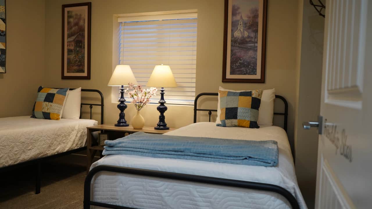 cedar-city-quilt-retreat-friendship-star-room-two-twin-xl-beds-blue-quilt.JPG