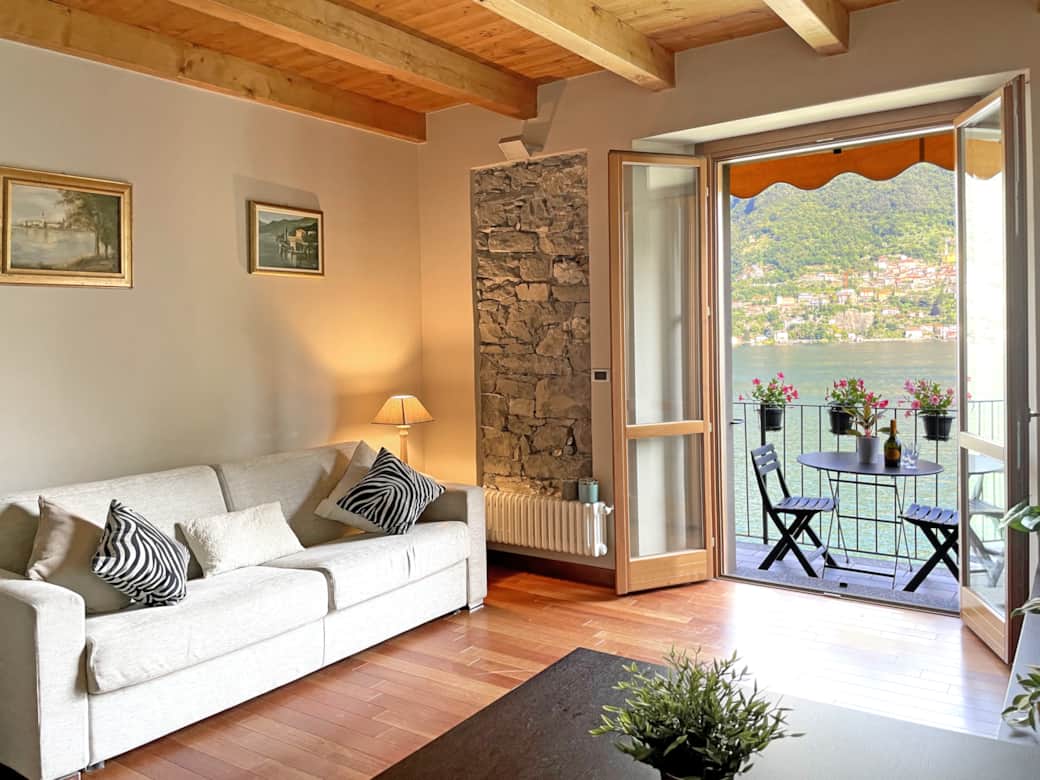 Livingroom with sofa bed and lake view