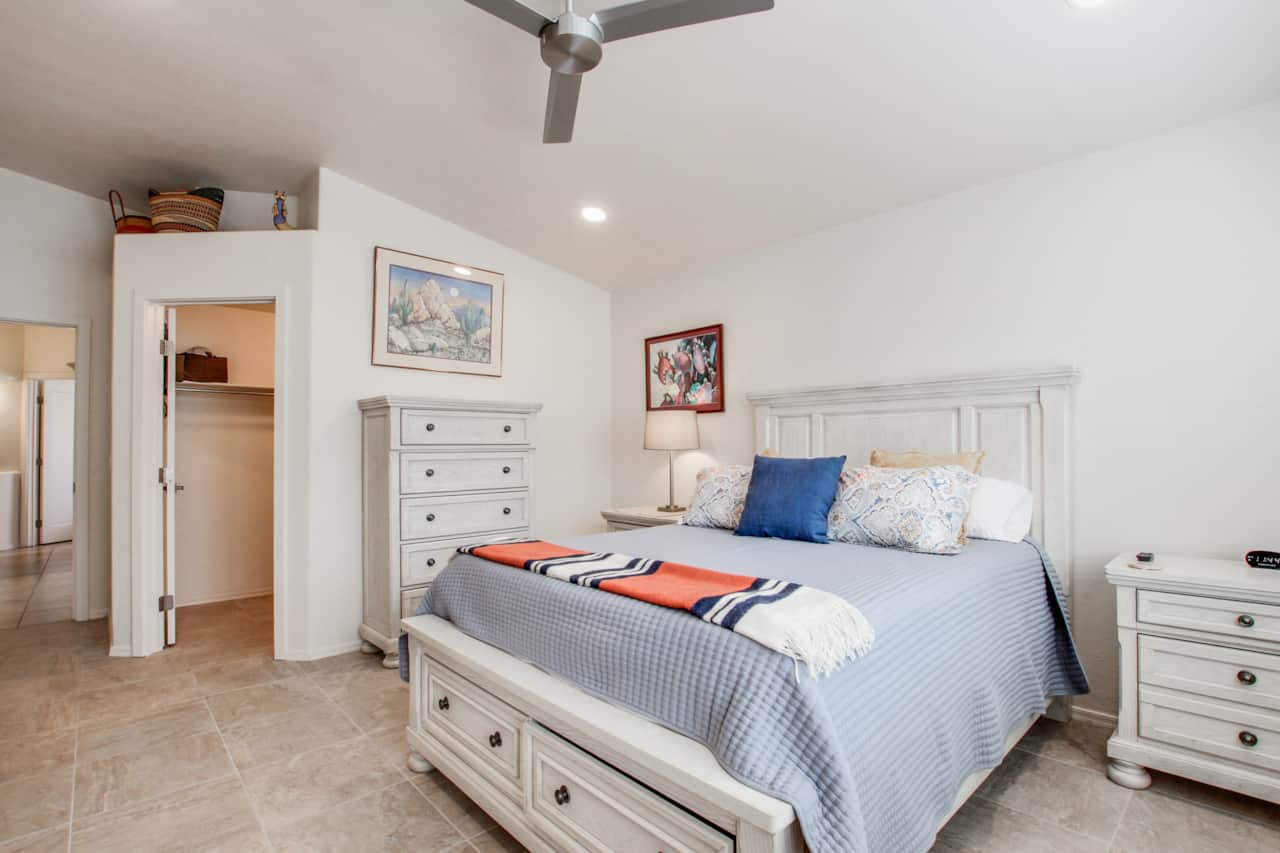 Master bedroom, Queen bed