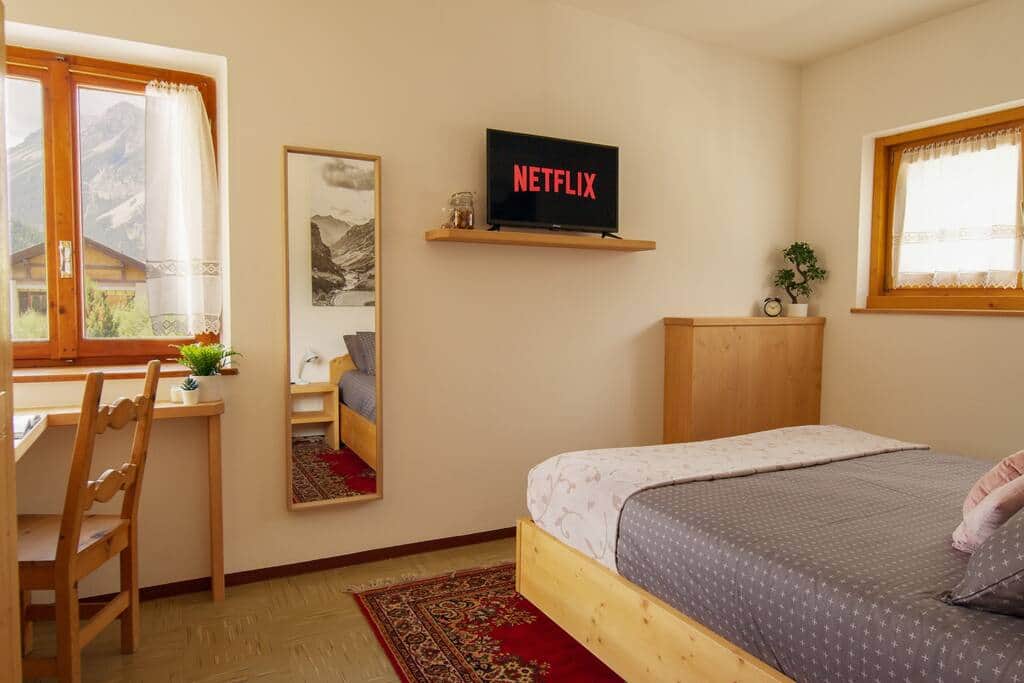 Letto matrimoniale dotato di materasso di ultima generazione per garantire un riposo impeccabile. Letto matrimoniale dotato di materasso di ultima generazione per garantire un riposo impeccabile.