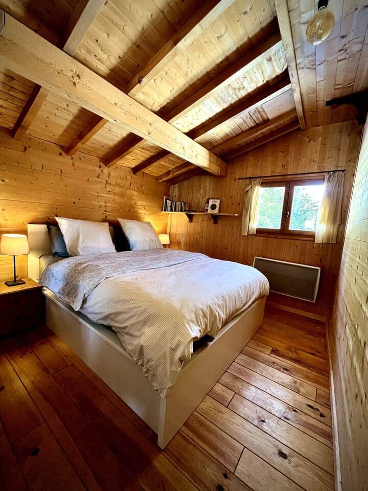 Cette chambre, située au même niveau que le séjour/salon/cuisine  offre un lit queen size (160cm) et un matelas de qualité hôtelière. Le lit coffre permet de ranger les sacs et valises pour être à l'aise pendant la durée de votre séjour! 