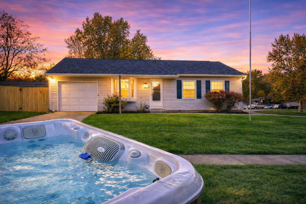 Moss Oak - Three Bedroom House with a hot tub! Stay Awhile!