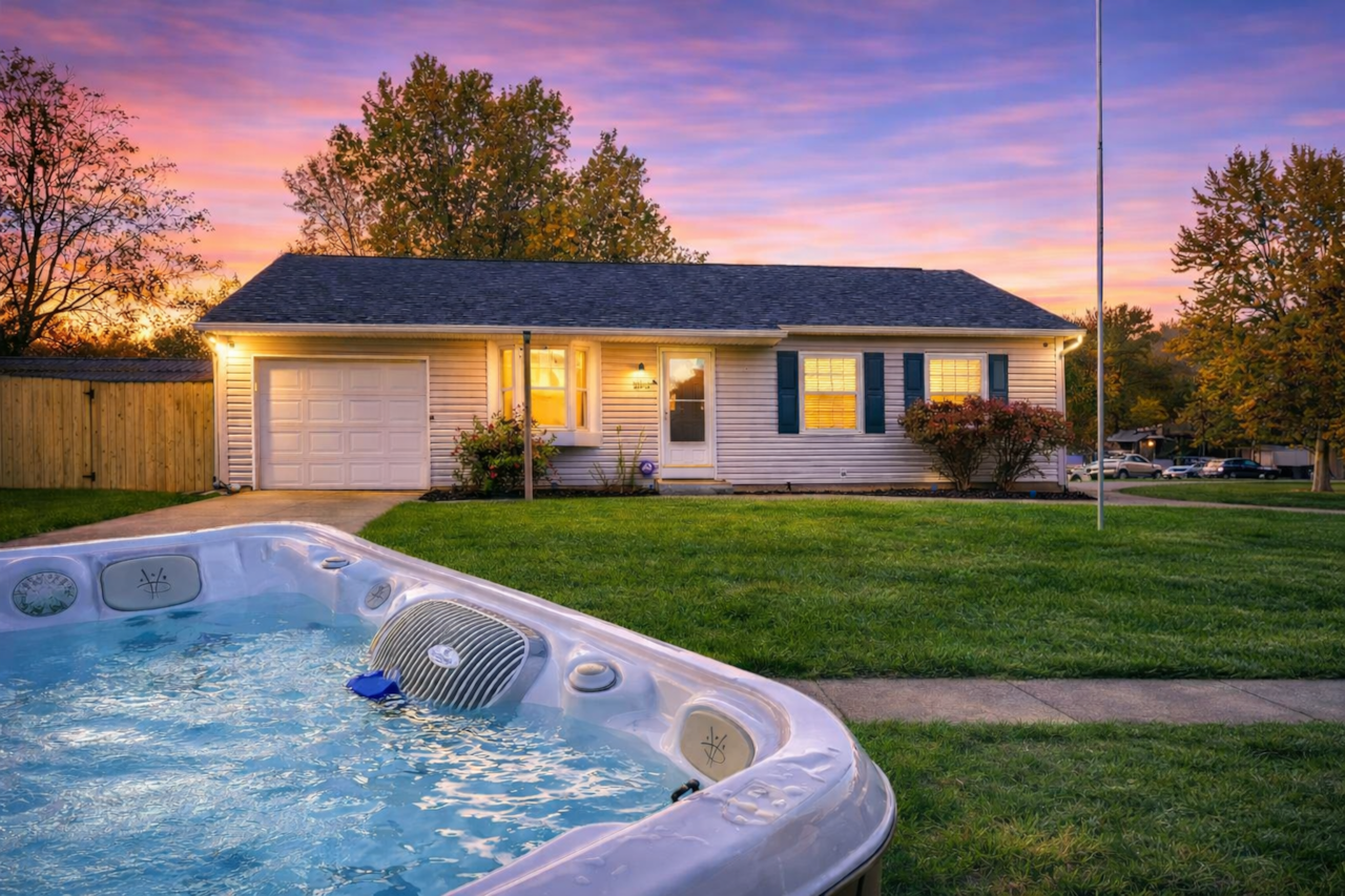 Moss Oak - Three Bedroom House with a hot tub! Stay Awhile!