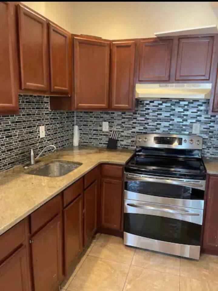 University city 1 bedroom, kitchen & living room 2 - Image 2