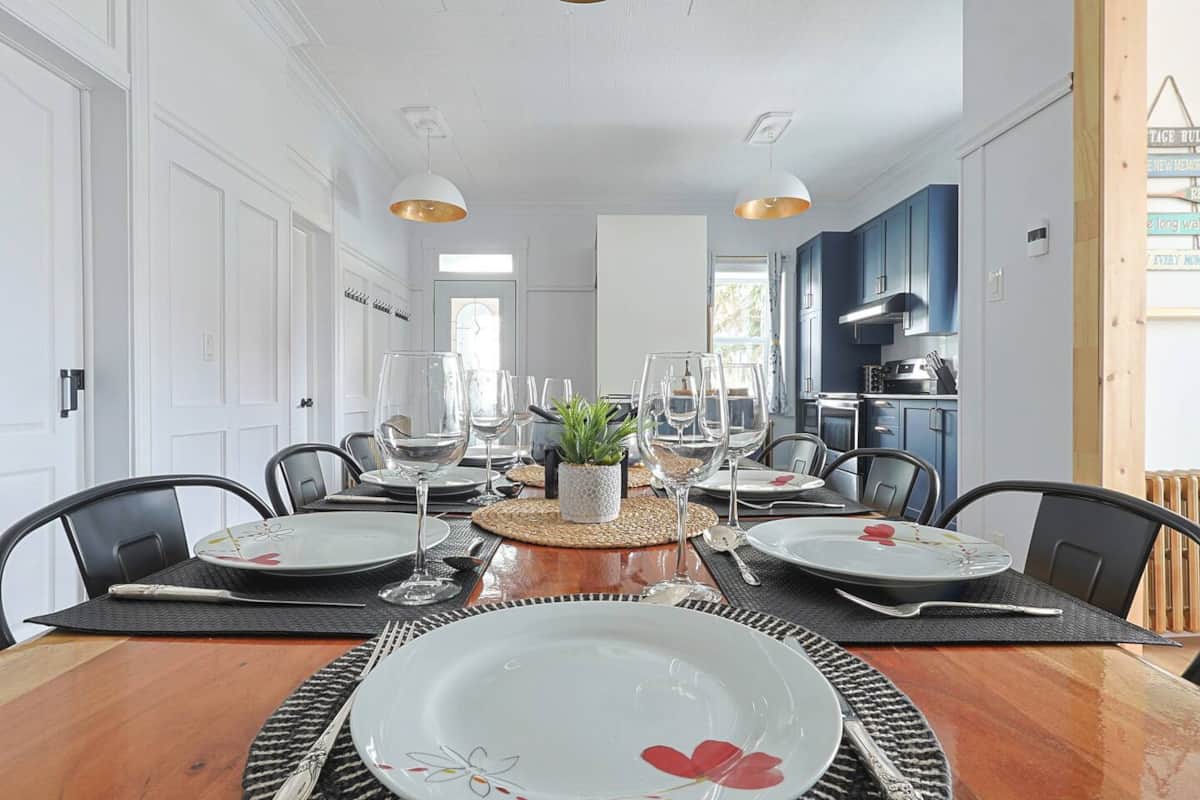 Grande salle à dîner nouvellement rénovée!