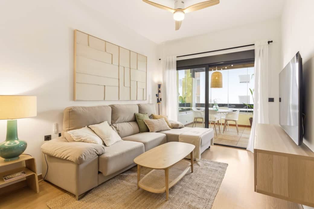 Relájate en un salón amplio y confortable que se abre a la terraza. Un rincón donde la brisa, la tranquilidad y el confort se unen para que tus vacaciones fluyan.