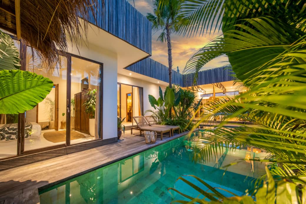 Piscine by night VILLA YOGISURF 3 - Canggu- BALI Piscine by night VILLA YOGISURF 3 - Canggu- BALI