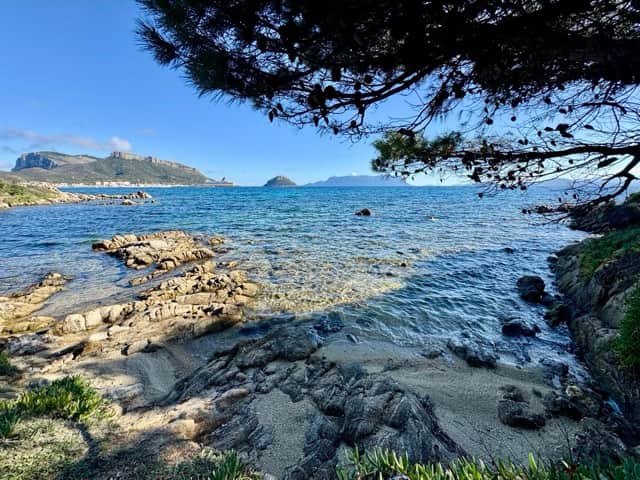 Kristallklares Wasser bei La Maddalena auf der Bootstour
