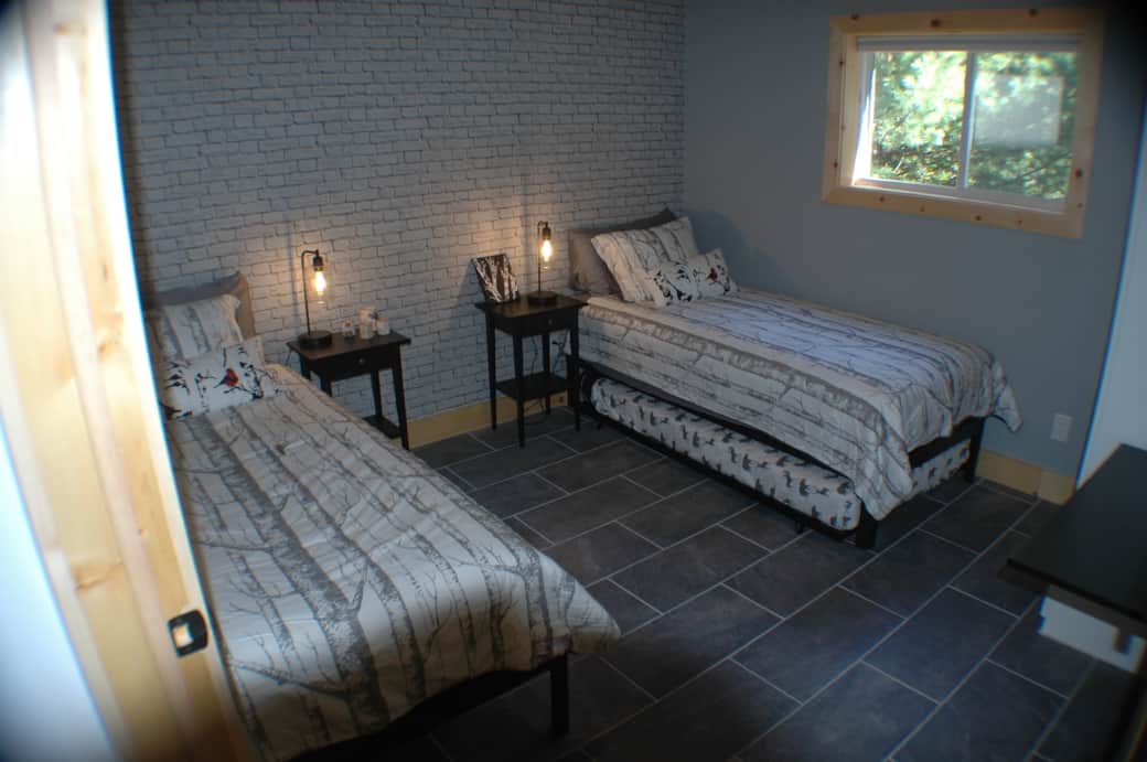 Guesrt bedroom in a double twin bed configuration