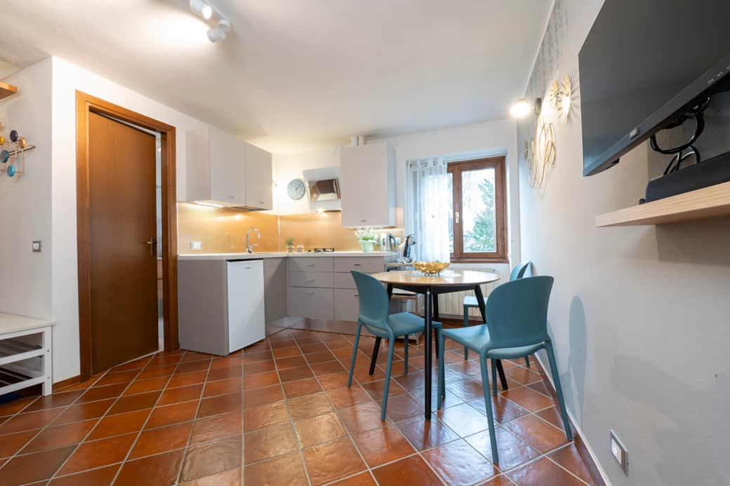Lunch with a view: the table overlooks the Prealps and the little church of Ghirla.