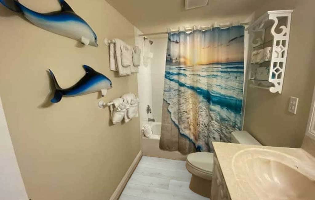 Bathtub/shower, towels and toiletries.