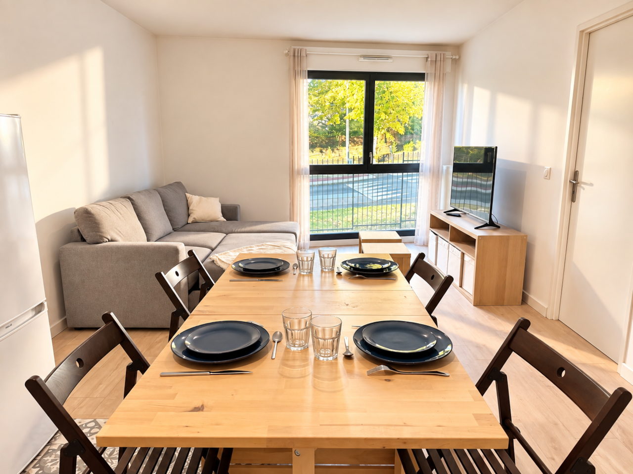 Salle à manger scandinave baignée de lumière