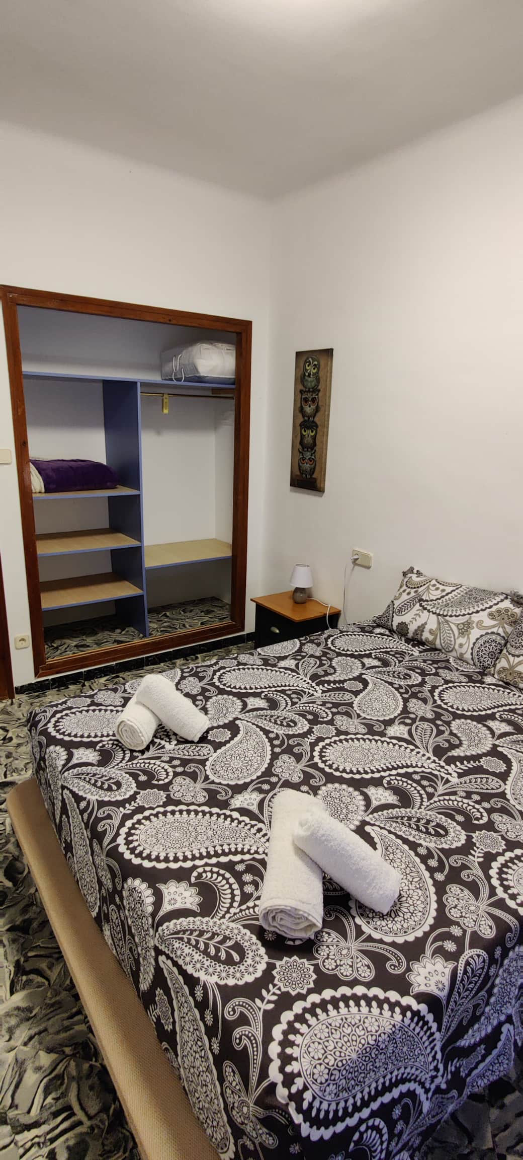 Costa Brava Apartment with Wifi and Beachfront in Barcelona - Double room with window and large wardrobe