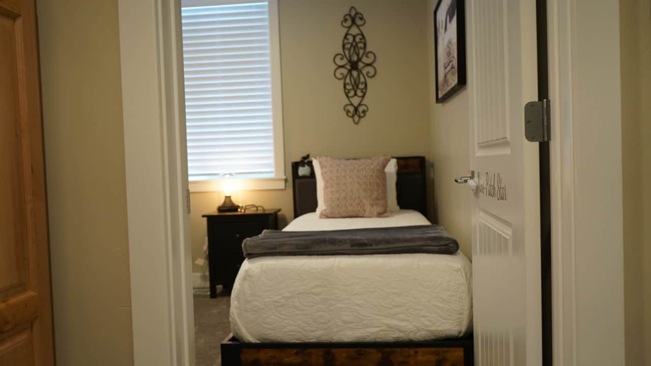 cedar-city-quilt-retreat-nine-patch-star-room-twin-xl-bed.JPG