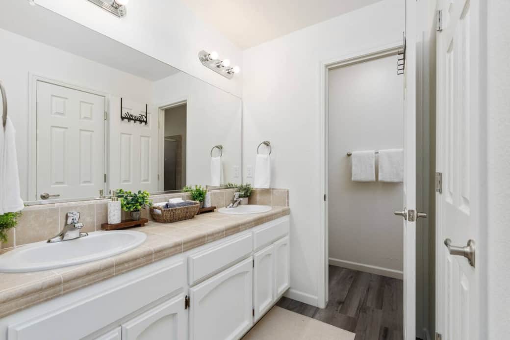 2 sinks with amenities such as hand soap, hand towels, face towels, make up removal towels, and bath towels. 2 sinks with amenities such as hand soap, hand towels, face towels, make up removal towels, and bath towels.