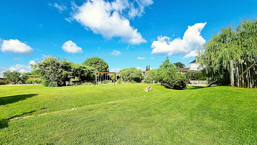 Grand parc verdoyant au Domaine de Rochebonne Grand parc verdoyant au Domaine de Rochebonne