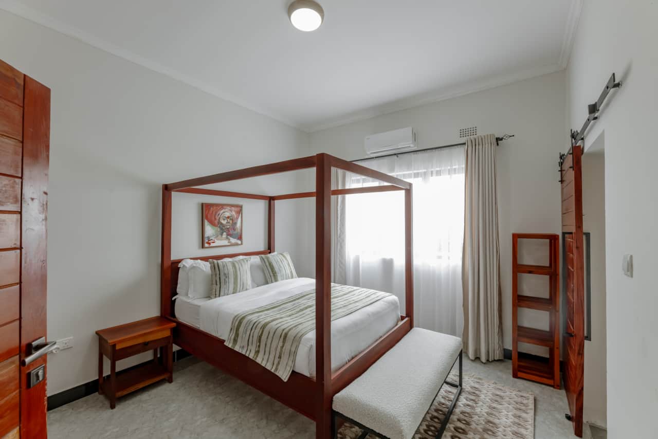 Double bedroom with canopy bed