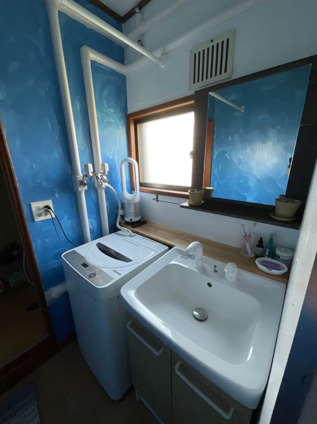 Shared washbasin area Shared washbasin area