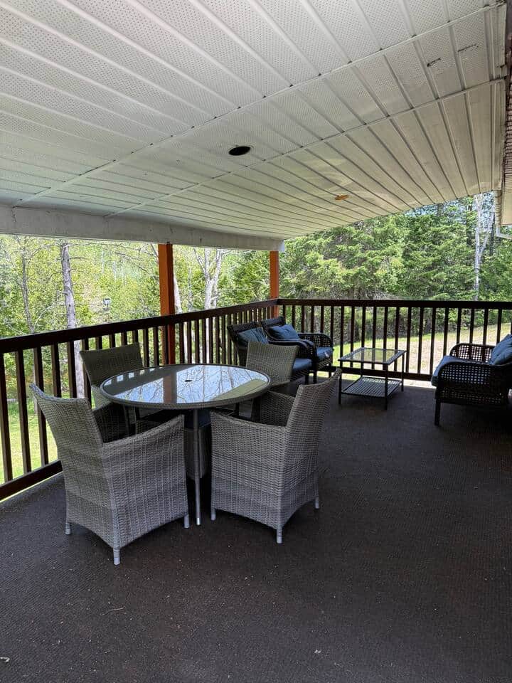 Terrasse surplombant la rivière, avec repas et détente à l'abri