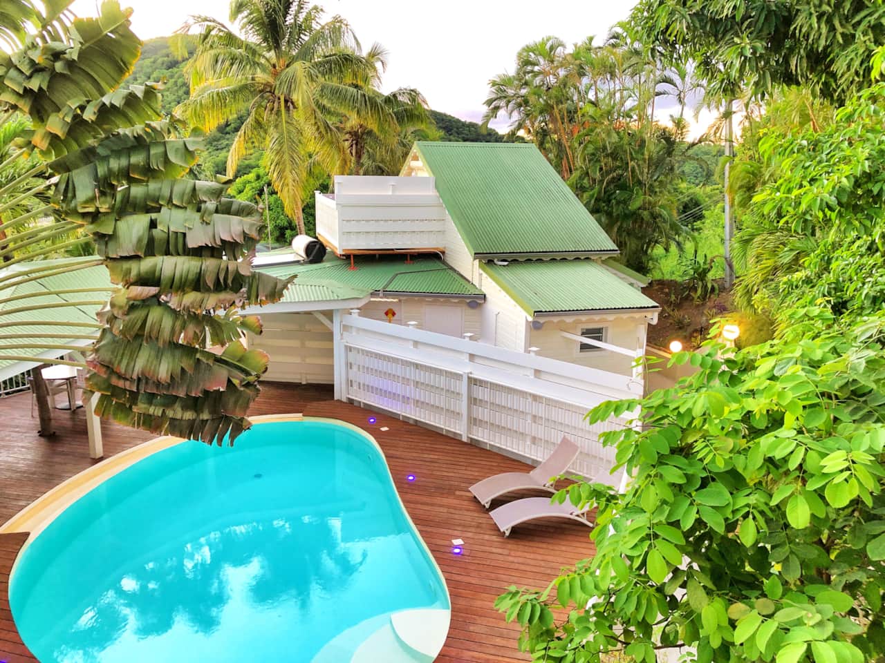La villa se trouve à côté de la piscine de la résidence O Coeur de Deshaies
