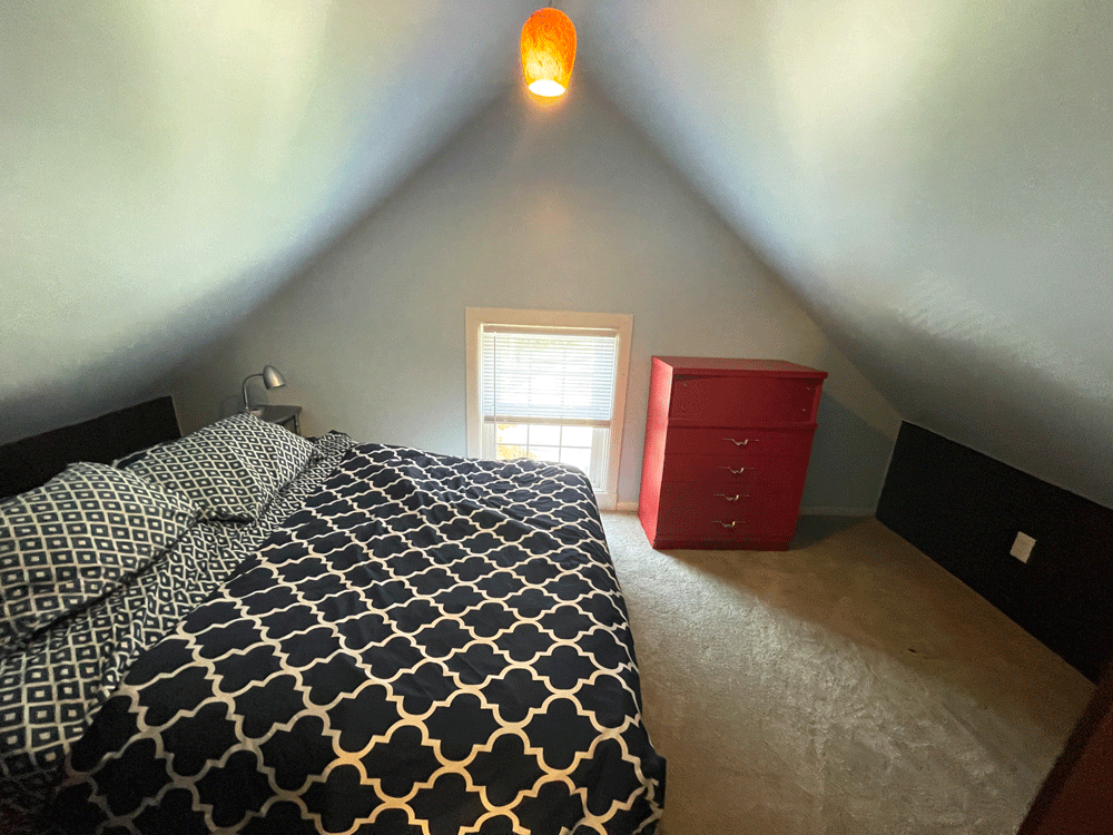 Small bedroom with queen size bed