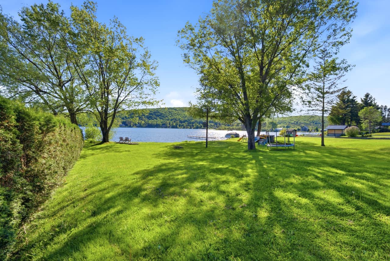 Terrain plat et lac