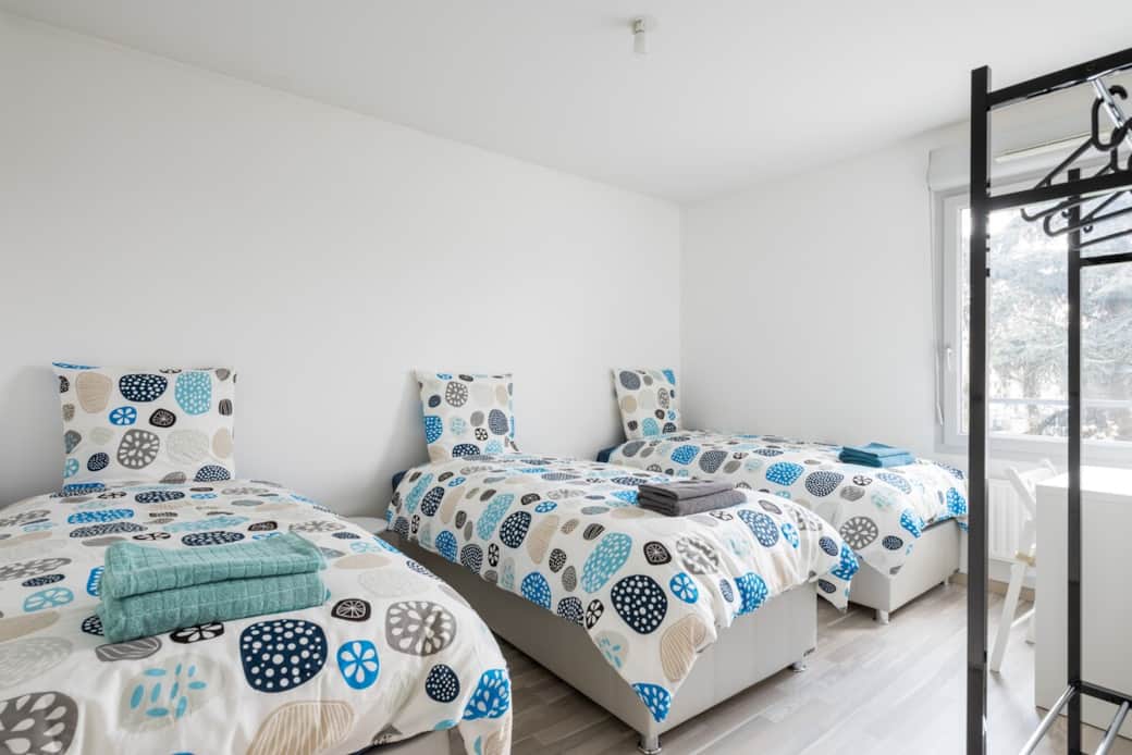 Chambre lumineuse avec 3 lits simples