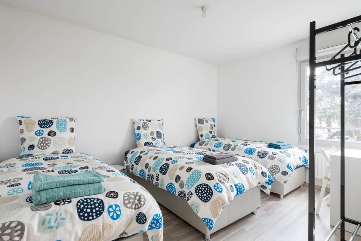Chambre lumineuse avec 3 lits simples