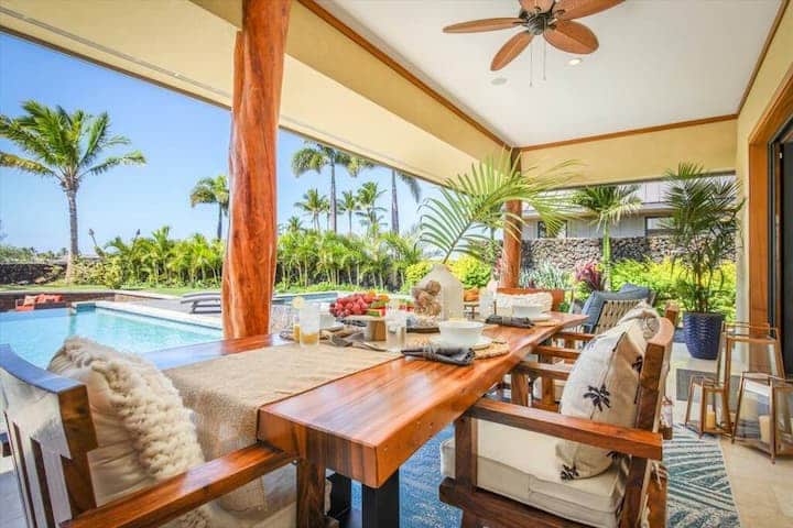 (14)Enjoy the outdoors, where lush landscapes are framed by stunning mountain and golf course views 
