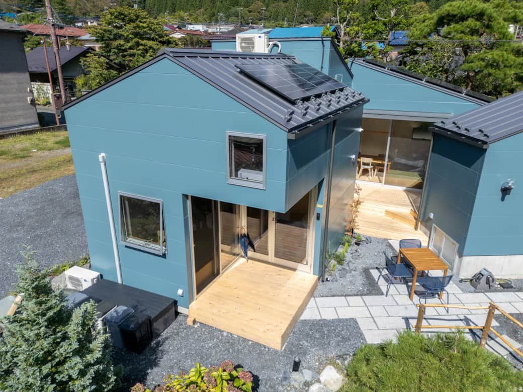 Exterior (room 1 is located on the left) Exterior (room 1 is located on the left)