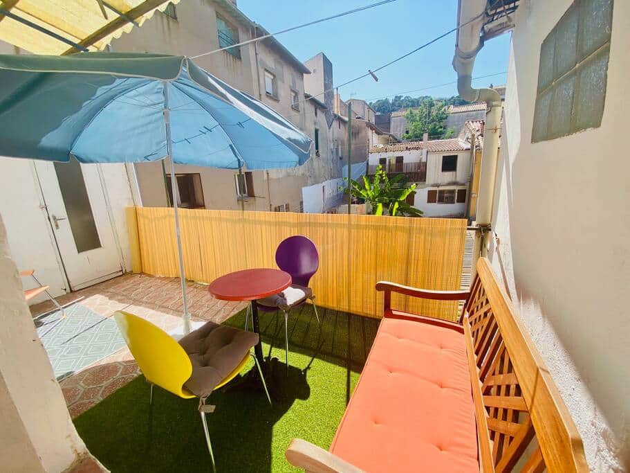 Balcon avec mobilier et parasol