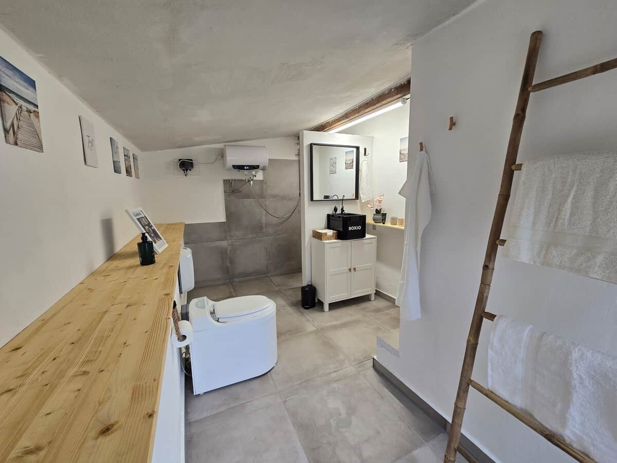 Modern badeværelse: Komfortabel indretning og stilfuldt design.