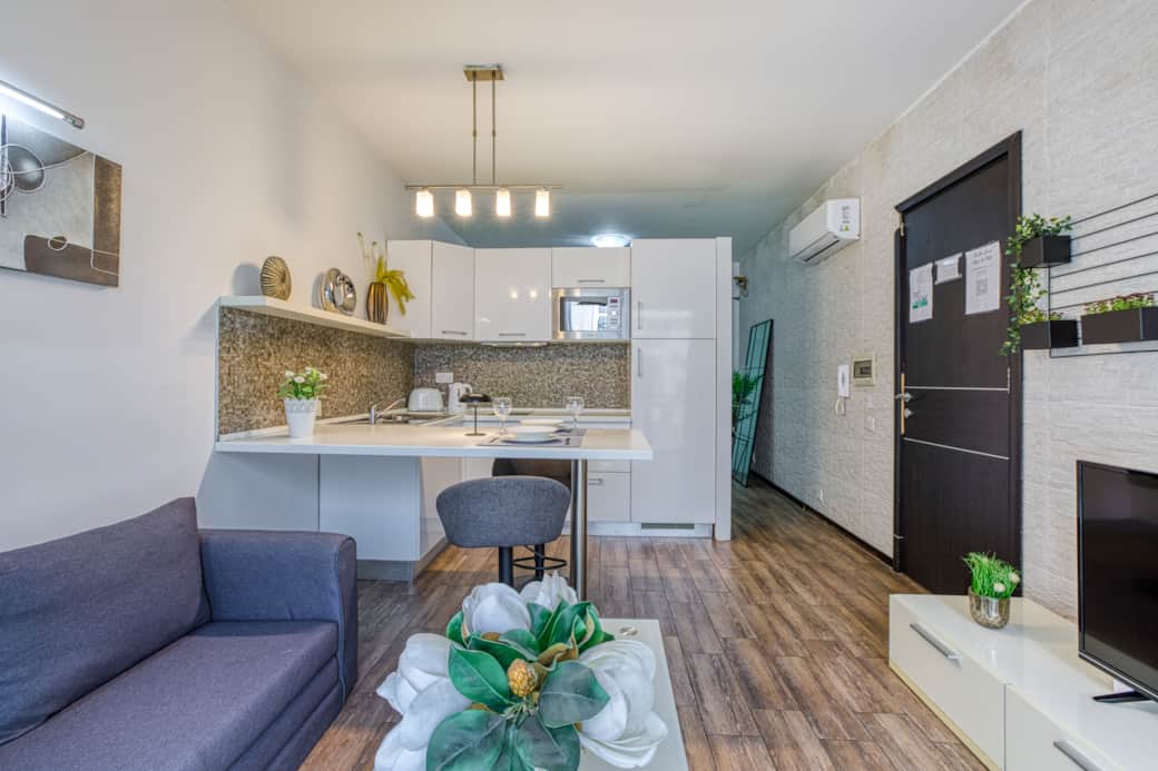 Bright open-plan studio with fully equipped kitchenette and dining space