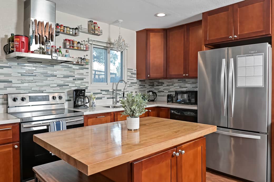 Fully Equipped Kitchen with Stainless Steel Appliances, Spices, Rice Cooker, Blender, Microwave,etc